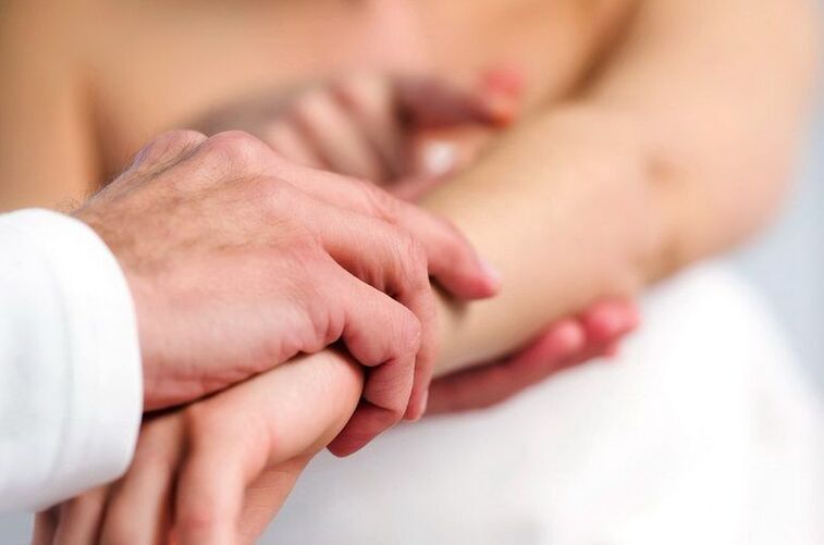 Dermatolog pregledava pacijenta s psorijazom